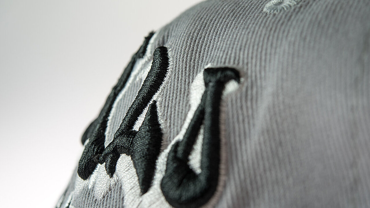 [Translate to Vietnamesisch:] close up of thick 3D letters embroidery on a cap